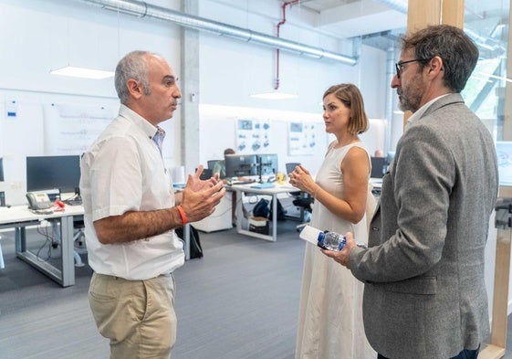 Pablo Amunarriz, CEO de Orloga SA, junto a la edil Ane Oyarbide e Iñigo Olaizola de la Sociedad de Fomento.