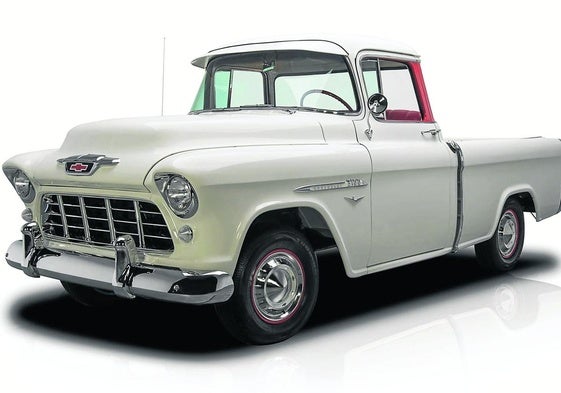 Por fuera de la carrocería. En esta Pick-Up de los años 50, con un parasol lejano al que se inventó.