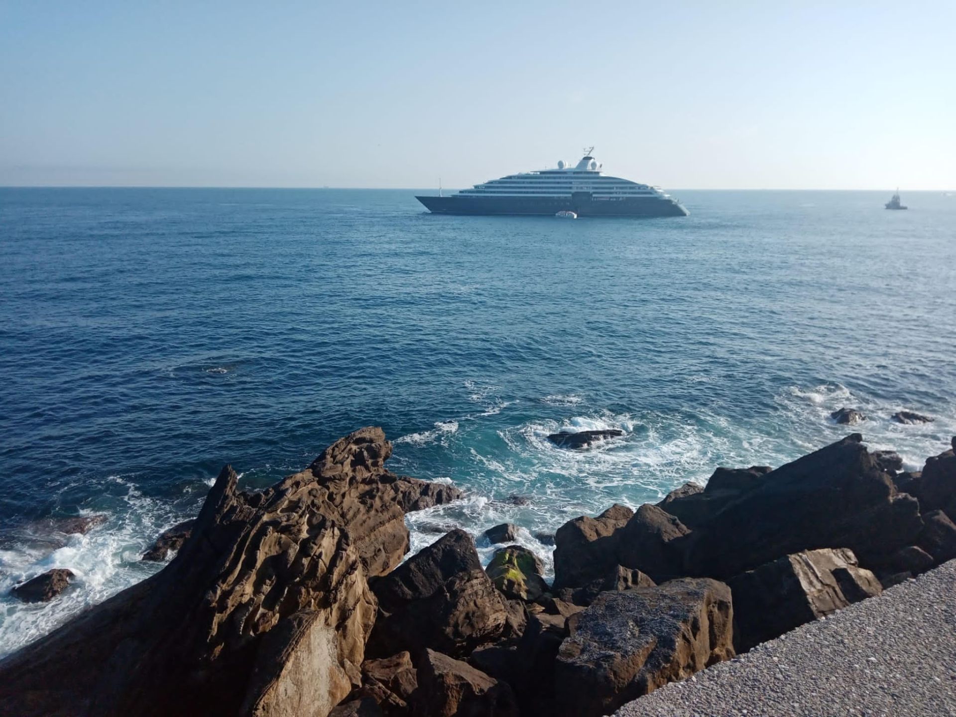 Un crucero de lujo fondeado en Donostia