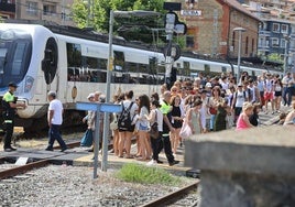 Una tren de Euskotren llegando a la estación de Deba en un día de verano.