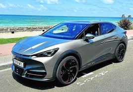 Espectacular la imagen y la línea del CUPRA Tavascan, que deslumbra esté donde esté, como en la playa de Hendaya.