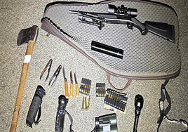 Rifle y otras armas incautadas a los tres cazadores de Bera