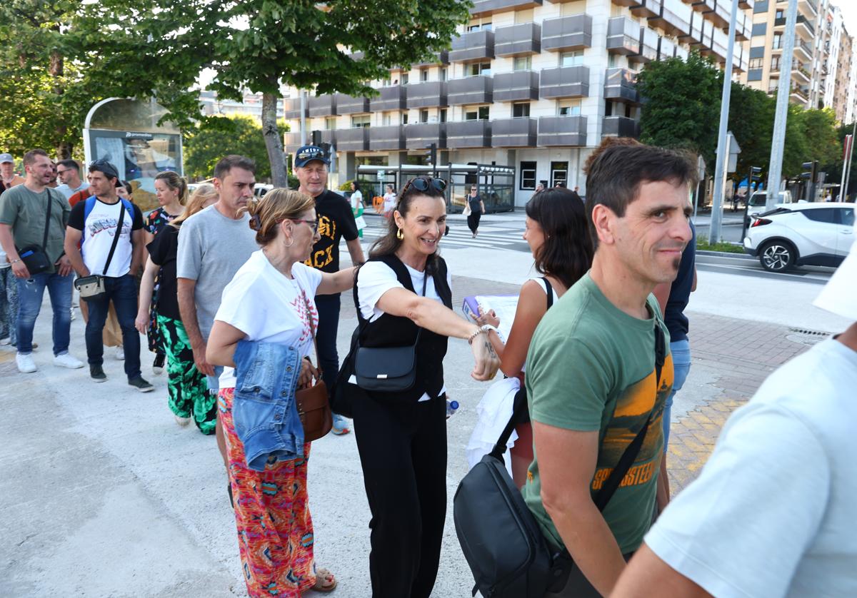 Los fans concentrados ya en Anoeta 'pasan lista' a la espera del concierto del sábado en Anoeta a la espera del concierto del sábado.