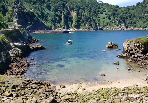 La pequeña cala secreta de Kalaburtza ubicada en la bocana del puerto de Pasaia.