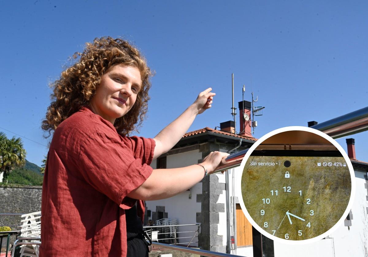 Gurutze Etxezabal, alcaldesa de Orexa, señala la antena que no está operativa desde el apagón del 28 de abril. En detalle, un móvil mostrando que no hay señal.