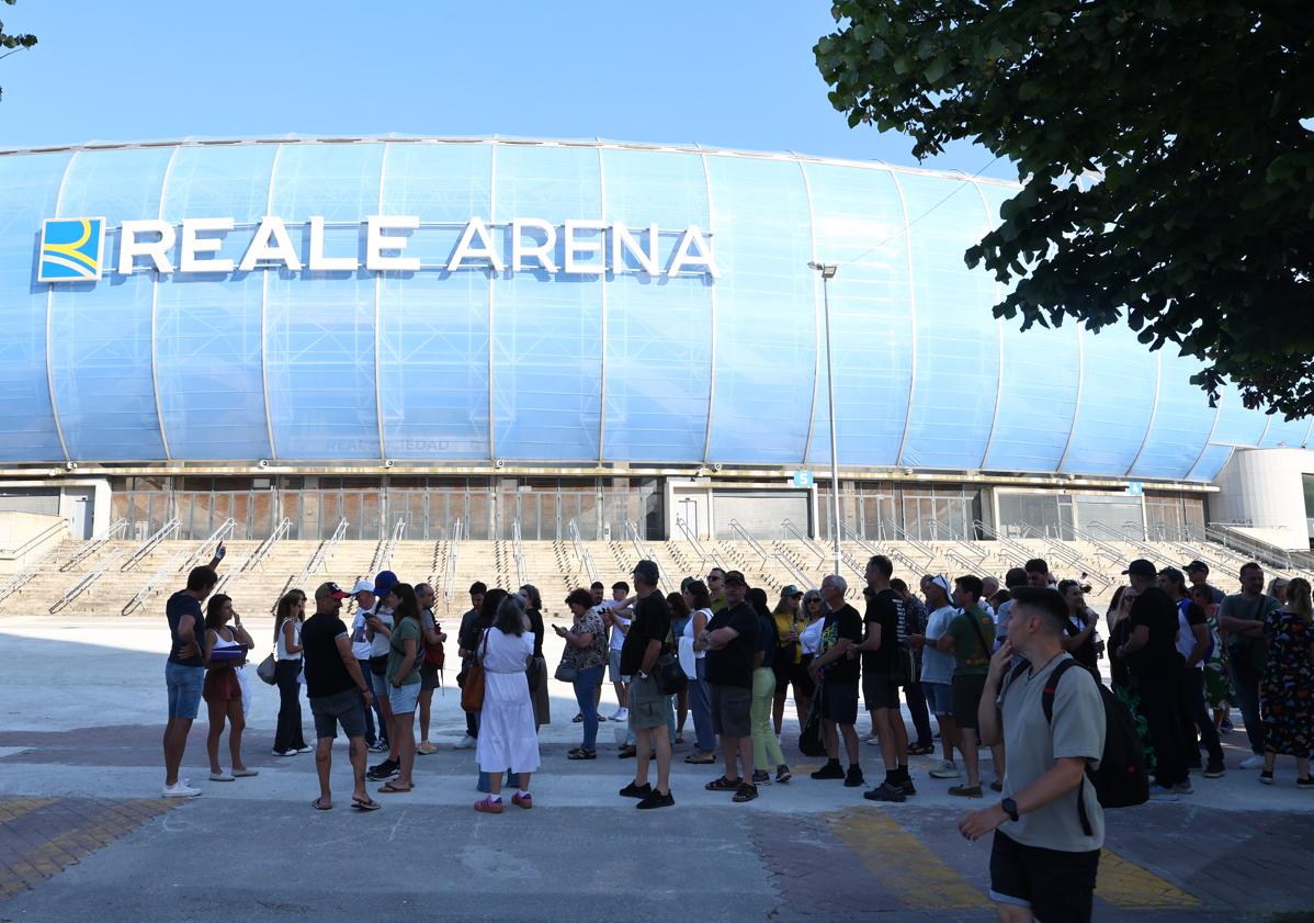Imagen principal - Los fans reunidos en Anoeta pasan lista.