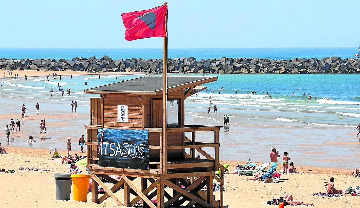 Los socorristas de la playa de Zurriola estrenaron el martes las banderas que marcan el estado del mar para las personas daltónicas. En plena polémica sobre las condiciones laborales y materiales de los socorristas, la presencia de esta bandera, entre otros aspectos, fue motivo de polémica el lunes en el Ayuntamiento entre el concejal de playas, Carlos García, y el edil de EH Bildu Jabi Vitoria.