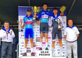 Urkaregi en lo alto del podio escoltado por Sáinz y Cardona.