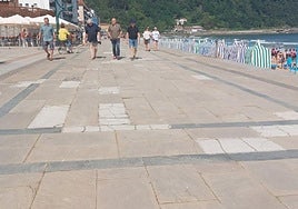 Paseantes en el parcheado malecón de Zarautz, que será ahora renovado.