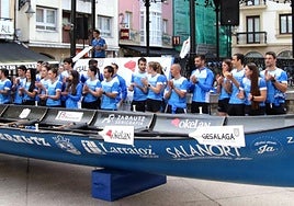 Bi traineruetako neska eta mutilak elkarrekin zaleen aurrean igande arratsaldean. Prest daude denboraldi bikain bat eskaintzeko eta larunbatean Astilleron ekingo diote biak.