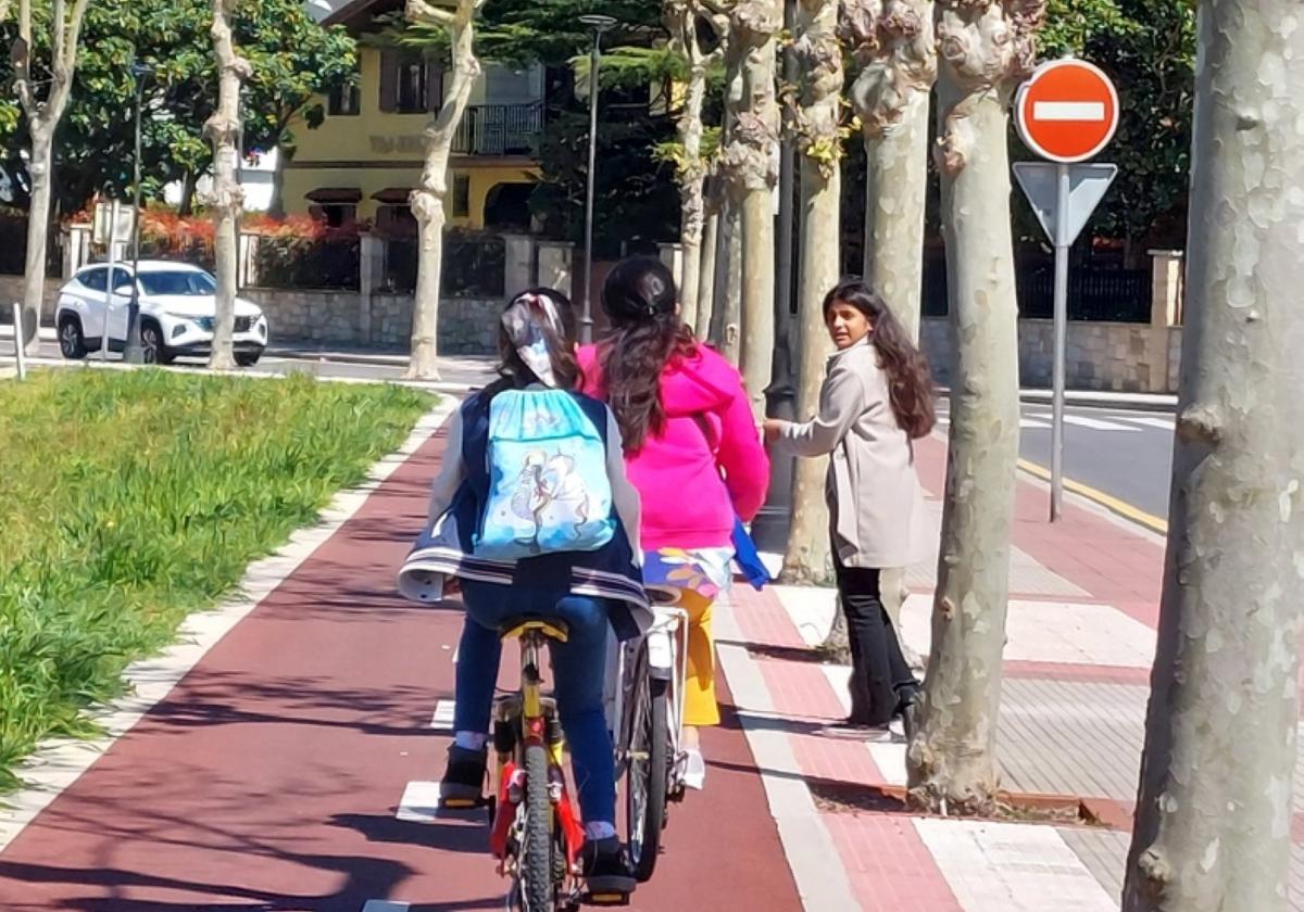 Bi gazte biziketan hondartzara joateko bidegorritik.