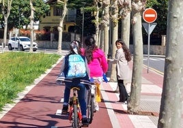 Bi gazte biziketan hondartzara joateko bidegorritik.
