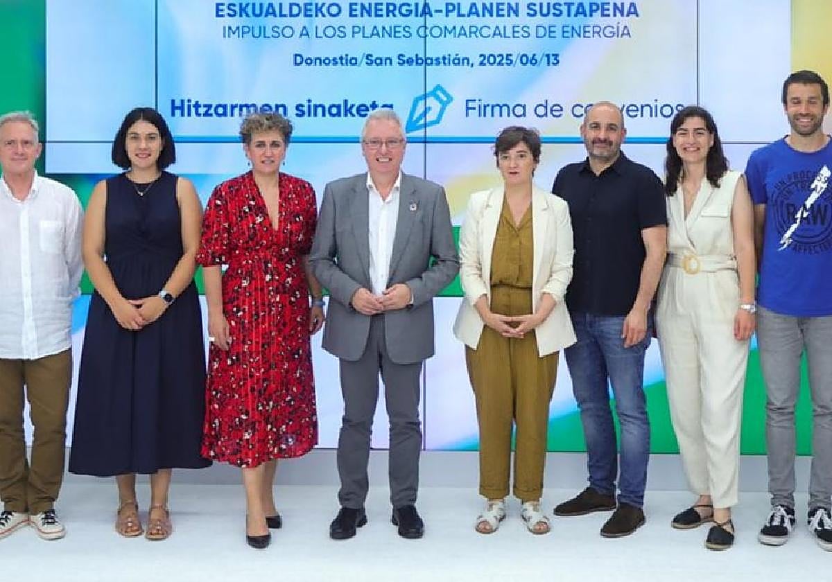 Ana Azkoitia junto al resto de representantes de las agencias de desarrollo del territorio junto al diputado Asensio.