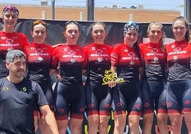 Las siete txirrindularis de Zatika el domingo, en el podio valenciano.