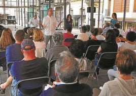 Imagen correspondiente a una anterior charla de Osasun Kalean. Este año pasan del Tinglado a plaza Verdura.