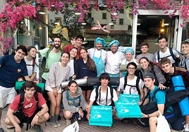 Grupo de jóvenes peregrinos madrileños durante su parada en Buen Bokado, el viernes pasado.