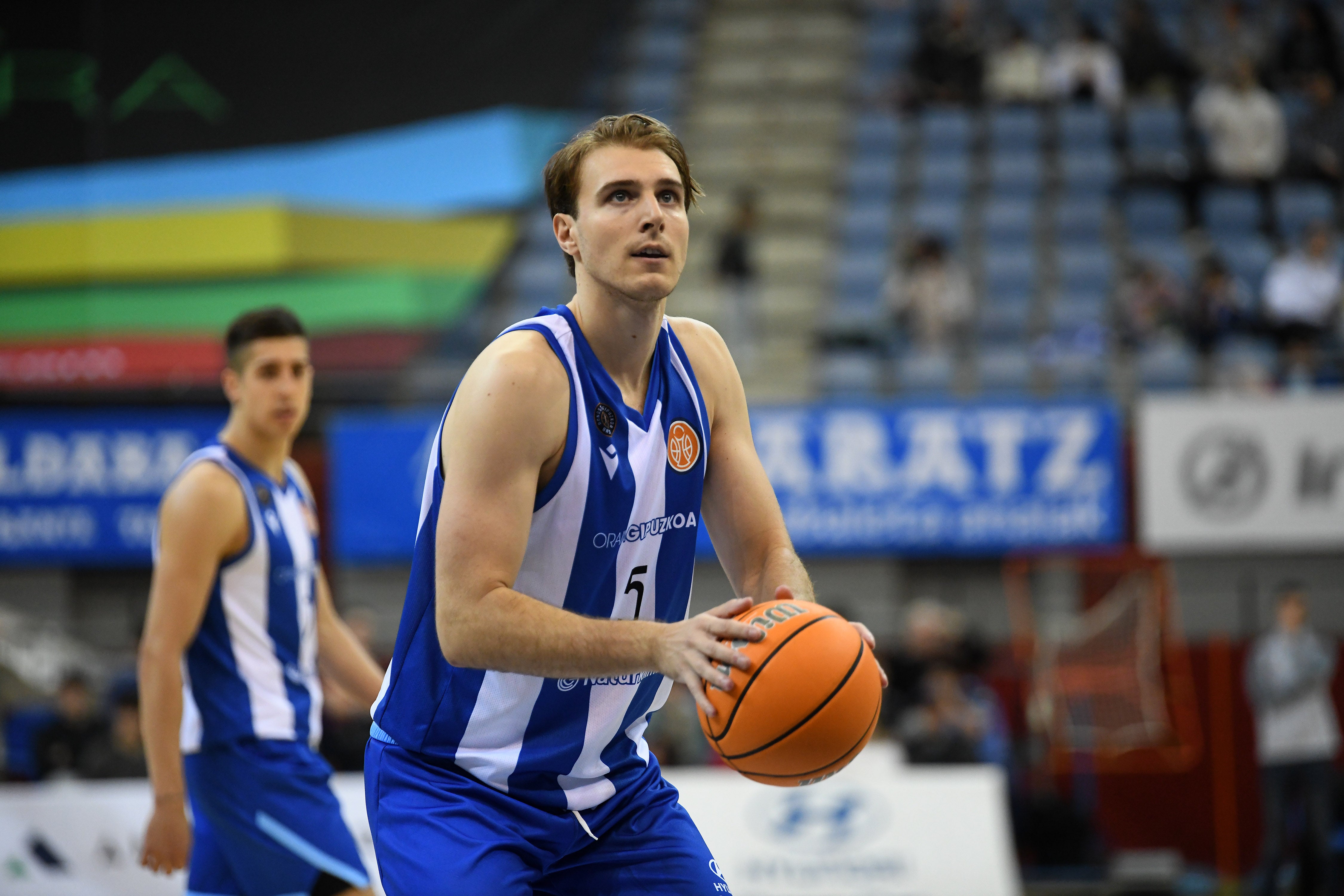 Josip Vrankic se dispone a lanzar un tiro libre.