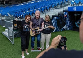 Dos fans de Bruce posan con una foto a tamaño natural del cantante de Nueva Jersey en Anoeta
