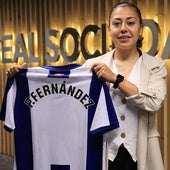 Paula Fernández posa con la camiseta txuri-urdin.