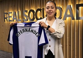Paula Fernández posa con su nueva camiseta txuri-urdin.