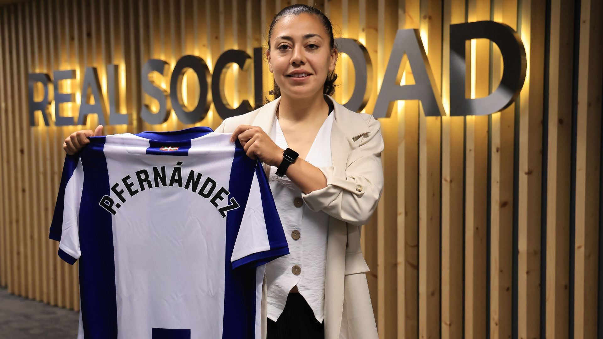 Paula Fernández posa con su nueva camiseta txuri-urdin.