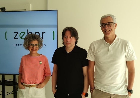 La coordinadora territorial de CEAR en Euskadi, Elena Valverde; el director de Zehar-Errefuxiatuekin, Javier Canivell; y Oscar, un solicitante de asilo.
