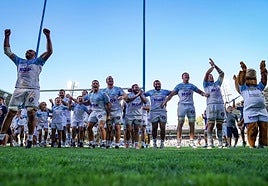 Los jugadores del Aviron celebran con sus aficionados.
