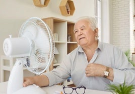 Los sencillos trucos para refrescar la casa de una persona mayor durante la ola de calor