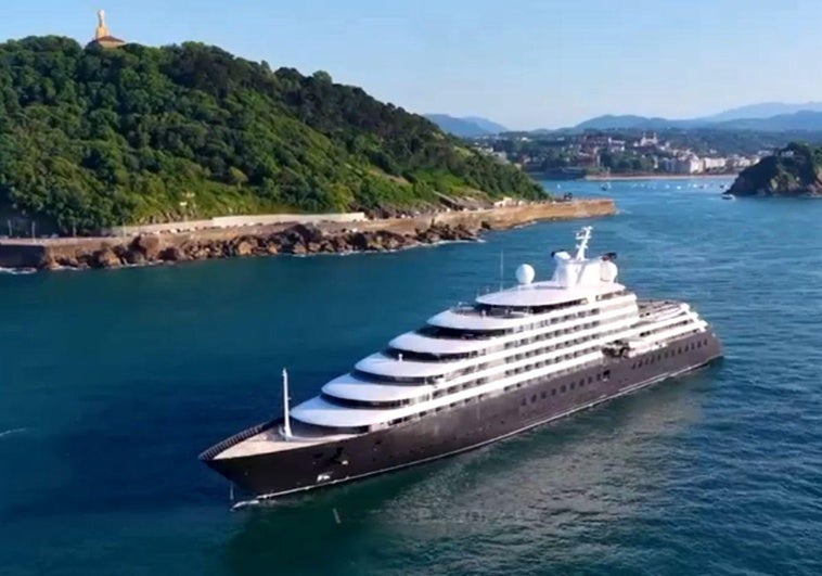 Imágenes aéreas del barco abandonando Donostia.