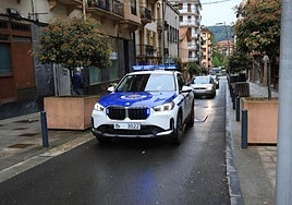 Una patrulla de la Ertzaintza, por las calles de Irun.