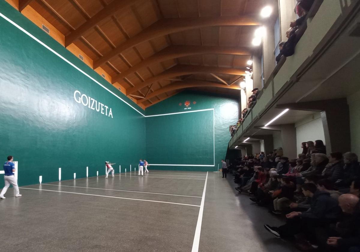 El frontón de Goizueta, pintado de verde tras la remodelación.