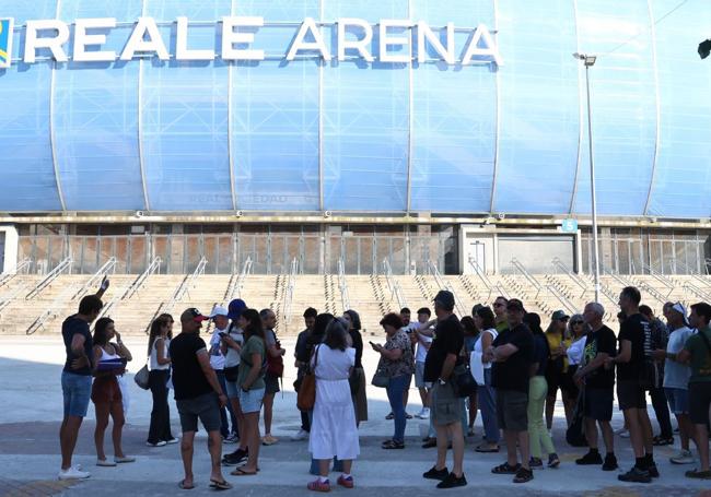 Los fans congregados ya ante Anoeta.