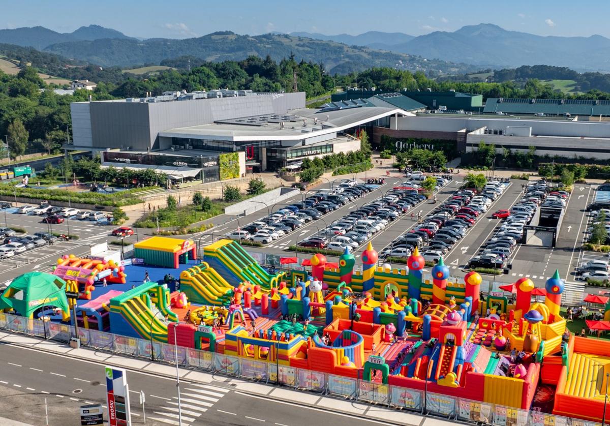 El parque hinchable Funbox isntalado en Garbera el verano pasado.