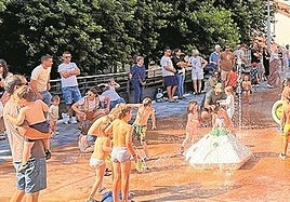 Los chorros de agua vuelven a estar muy concurridos por el calor.