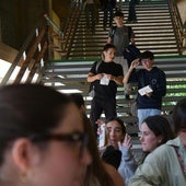 Alumnos guipuzcoanos salen del examen de acceso a la universidad en el campus de San Sebastián de la EHU