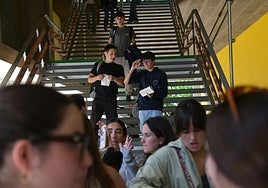 Alumnos guipuzcoanos salen del examen de acceso a la universidad en el campus de San Sebastián de la EHU