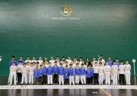 Foto de familia de los pelotaris que han representado al club eibarrés en la Pilota Eskola durante esta temporada.