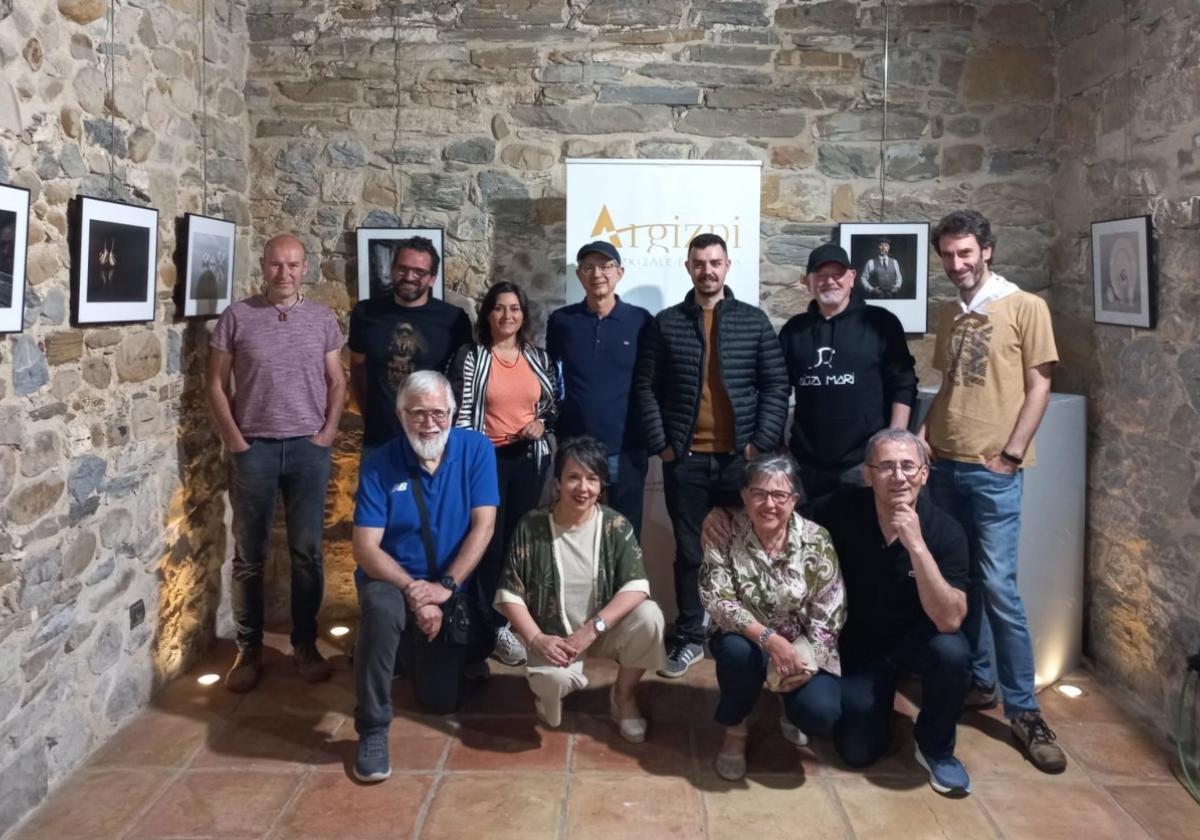 Los miembros de la sociedad fotográfica Argizpi posan durante la inauguración de la exposición ofrecida en el Palacio de Igartza