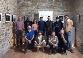 Los miembros de la sociedad fotográfica Argizpi posan durante la inauguración de la exposición ofrecida en el Palacio de Igartza
