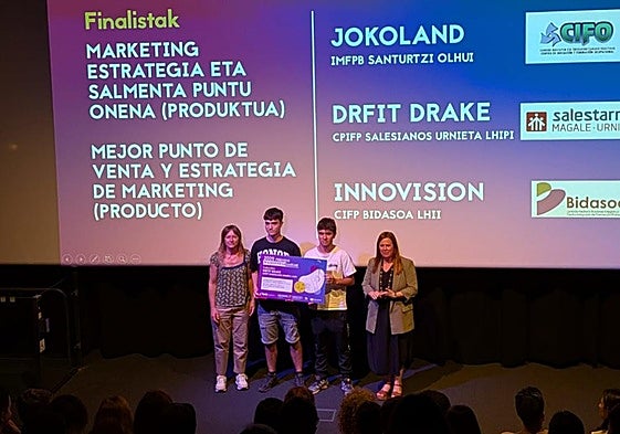 Alumnos del centro formativo de Urnieta recibiendo el premio en el evento celebrado en el Aquarium donostiarra.