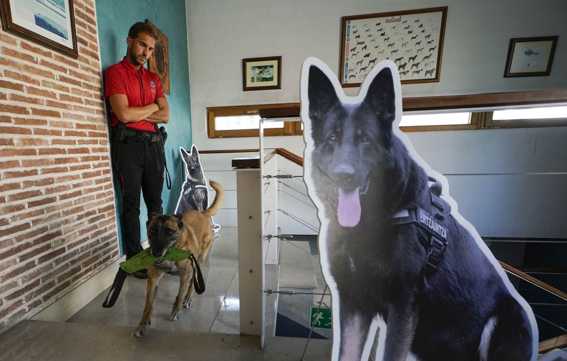Visita a la unidad canina de la Ertzaintza