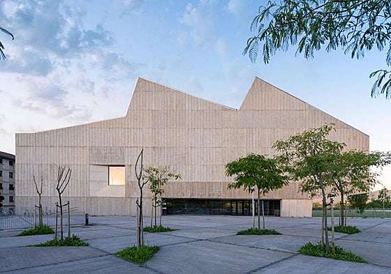 Diente de sierra. La entrada al polideportivo muestra su singular sección, un guiño a su pasado industrial.