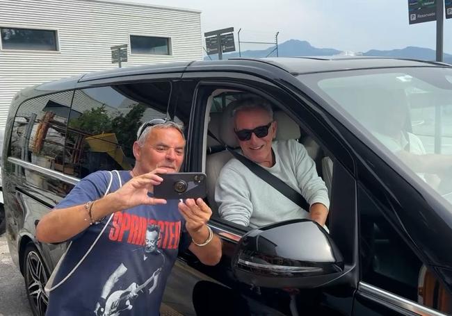Bruce Sprinsteeen no ha dudado en atender a los fans que se le han acercado en el aeropuerto de Hondarribia.