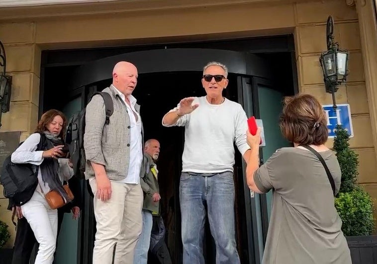 Bruce Springsteen saluda a sus fans a su llegada al hotel María Cristina de San Sebastián.