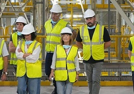 La presidenta del PNV de Gipuzkoa en la planta de residuos de Zubieta junto a sus trabajadores.