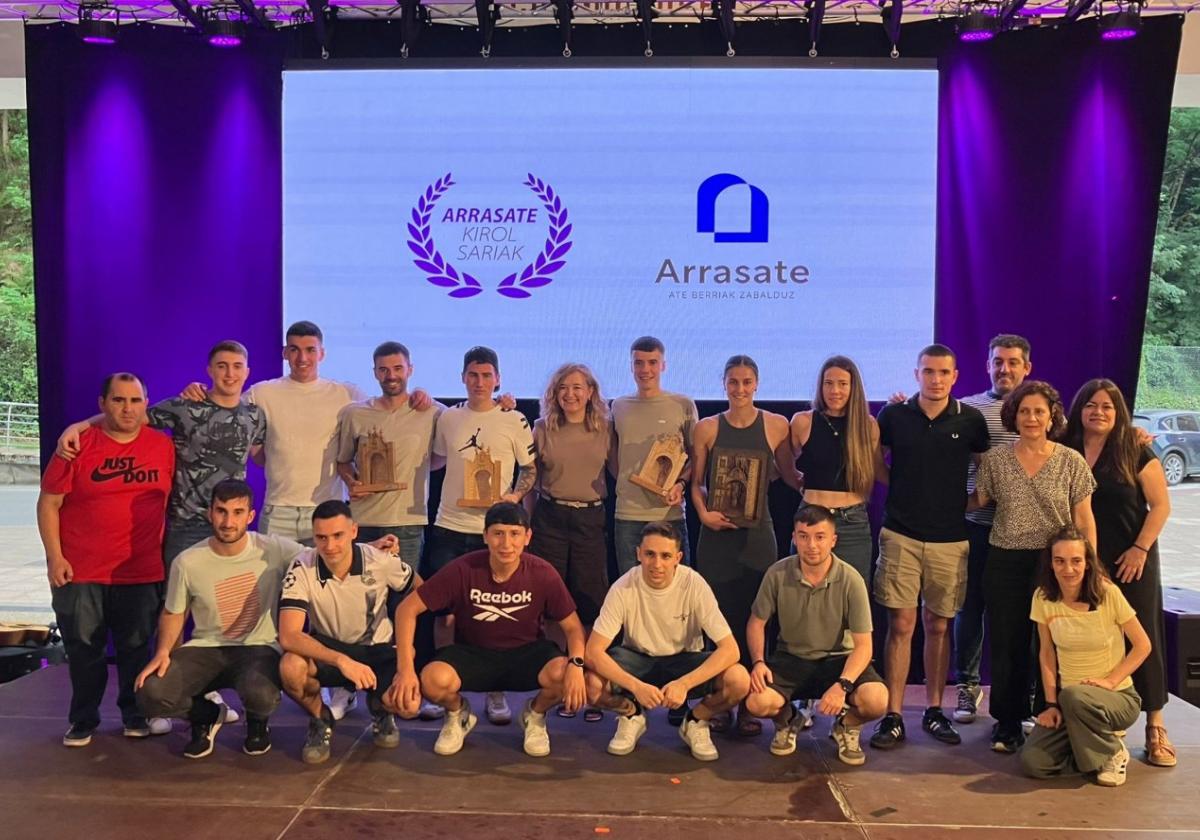Ganadores y nominados en la foto de grupo tras la entrega de premios celebrada en Kulturola.