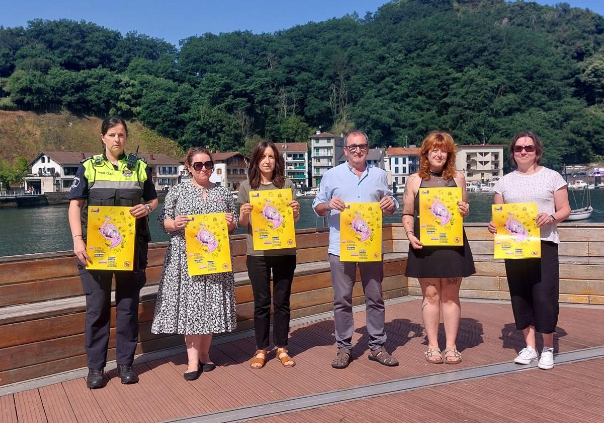 Lierni Aranbarri, Laura Roux, Jaione Gómez, Teo Alberro, Laura Ré y Alazne Mendikute durante la presentación de la campaña.