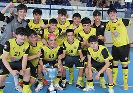El cadete masculino Eguzki Goxokis Goxua con el trofeo del Campeonato de Gipuzkoa.