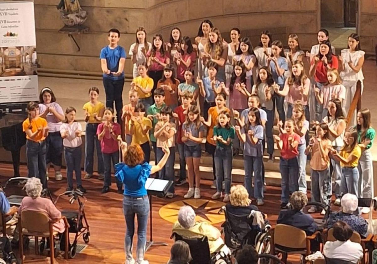 El coro joven en una actuación reciente en Zorroaga.
