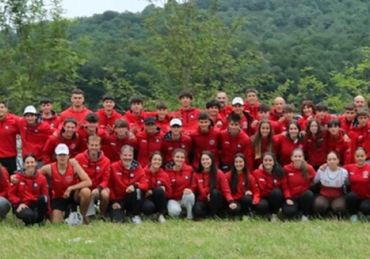 Equipo de Santiagotarrak-BM que participó en el Campeonato de Euskadi de remo en banco móvil.